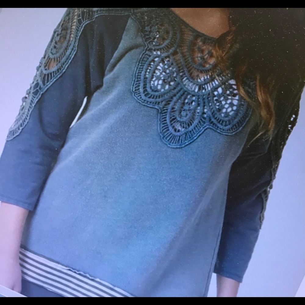 Gimmicks washed crochet sweatshirt. Sz Med.
